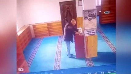 Camiden Sadaka Parasını Çalan Hırsızlar Kamerada