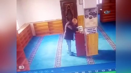 Camiden sadaka parasını çalan hırsızlar kamerada