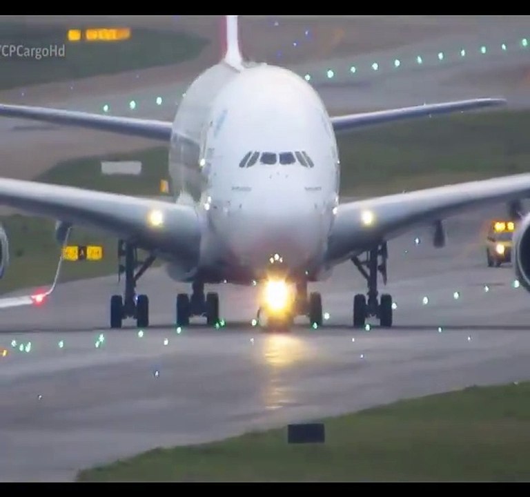 Is this how to bathe an airplane?