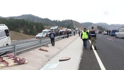 Minibüs Kamyona Çarptı: 8 Ölü, 8 Yaralı