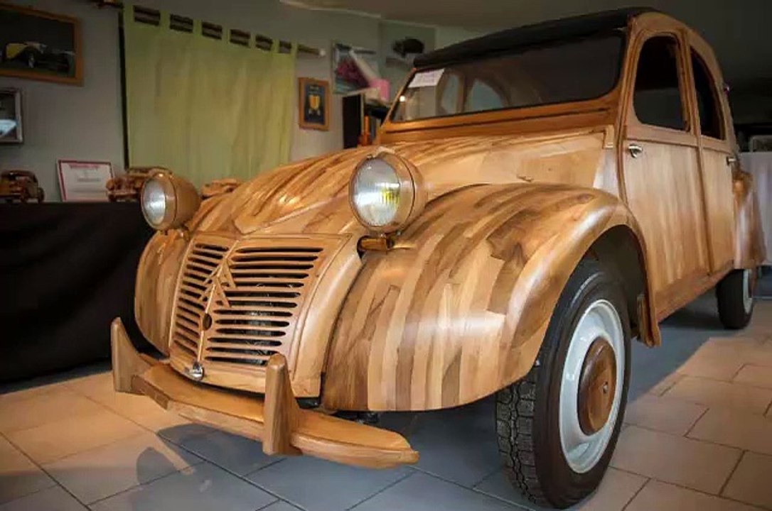 Il a construit une 2 chevaux entièrement en bois... Et en plus elle roule