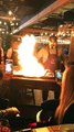 Ce cuisinier rate complètement son show devant les clients et met le feu au restaurant