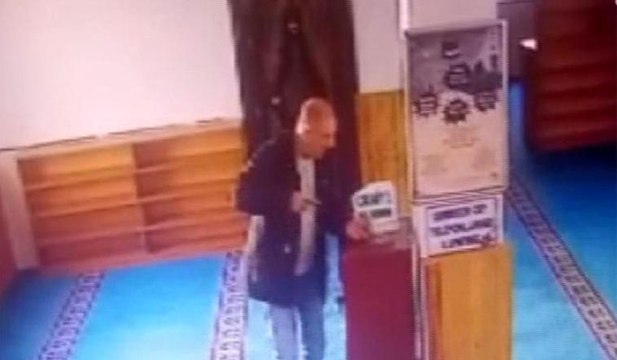 Sadaka kutusunu açamayınca kanca ile paraları çaldı