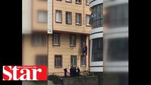 Camdan düşen çocuğu vatandaşlar havada yakaladı