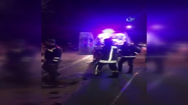 Ticari Araç ile Otomobil Kafa Kafaya Çarpıştı: 2 Yaralı