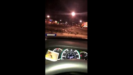 Le karma rattrape cet abruti qui essayait d'écraser des oiseaux avec sa voiture