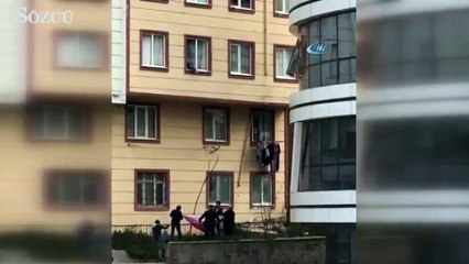 Camdan düşen çocuğu havada yakaladılar