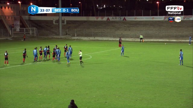 La reprise de la tête passe au dessus des buts.