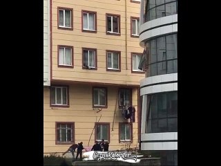 Camdan Düşen Çocuğu Kurtaran Vatandaşlar