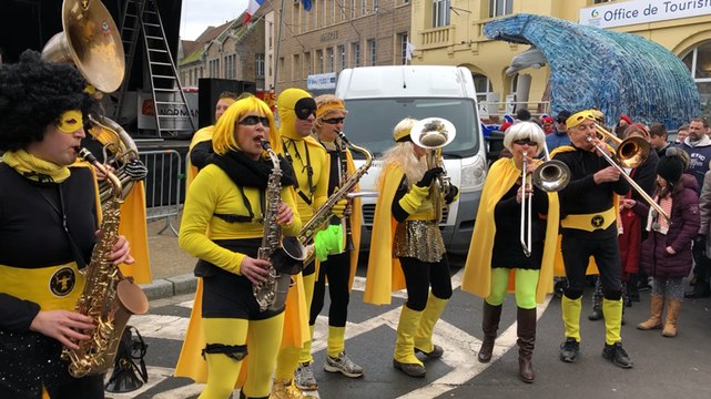 La fanfare l’Étoile cirée sur le marché