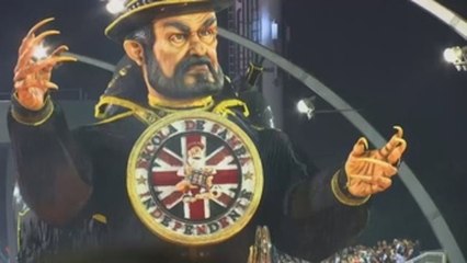 Las primeras escuelas del carnaval desfilan en el sambódromo de Sao Paulo