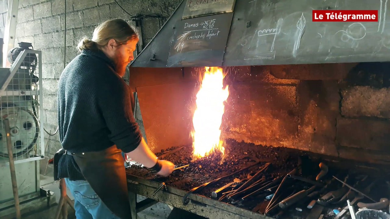 Plouezoc'h (29). Forgeron. Julien entretient la flamme