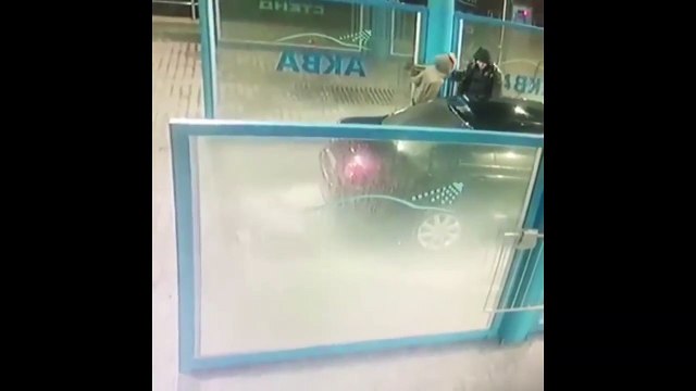 Cette femme blonde devient folle dans un car-wash