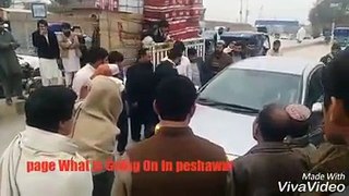 KP Police ka Sarkari Oficer ko Aina dekhaya, Officer Bura Mann gea