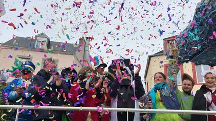 La remise des clés de la ville au roi du car