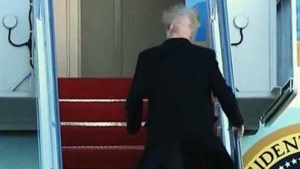 Trump dévoile sa calvitie sur les marches d'Air Force One