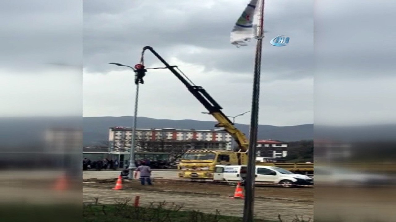 Aydınlatma direğinde tehlikeli çalışma