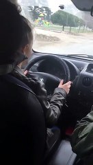 Araba kullanırken ezdiğini zannettiği horoza Rap tarzında ağıt yakan kadın