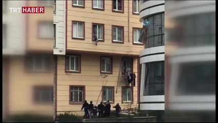Evin penceresinden sarkan çocuk aşağı düştü