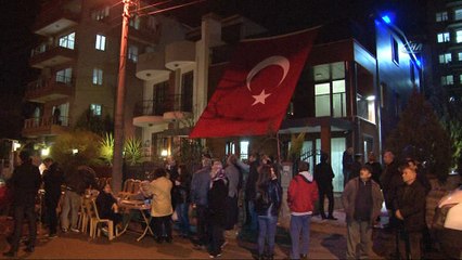 Başbakan Yıldırım, şehit pilotun evini ziyaret etti