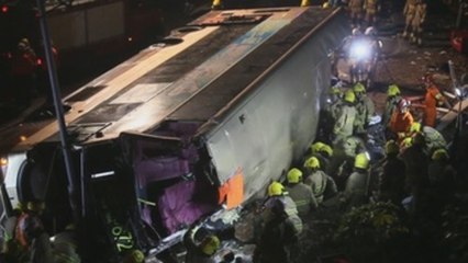 Скачать видео: 18 muertos y 62 heridos en un accidente de autobús en Hong Kong