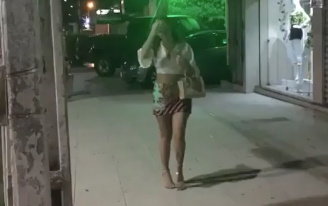 Un homme se moque d'une bimbo dans la rue