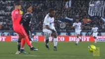 Terrible impact between Bordeaux goalkeeper and his own defender !