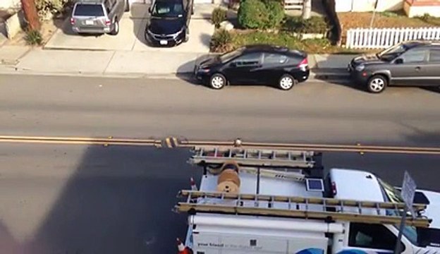 Ce gars bourré essai de voler des voitures dans la rue...