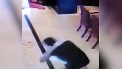 Le explota el teléfono móvil en el bolsillo de la camisa