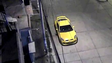 La extraña sombra que acecha al deportivo amarillo un fantasma