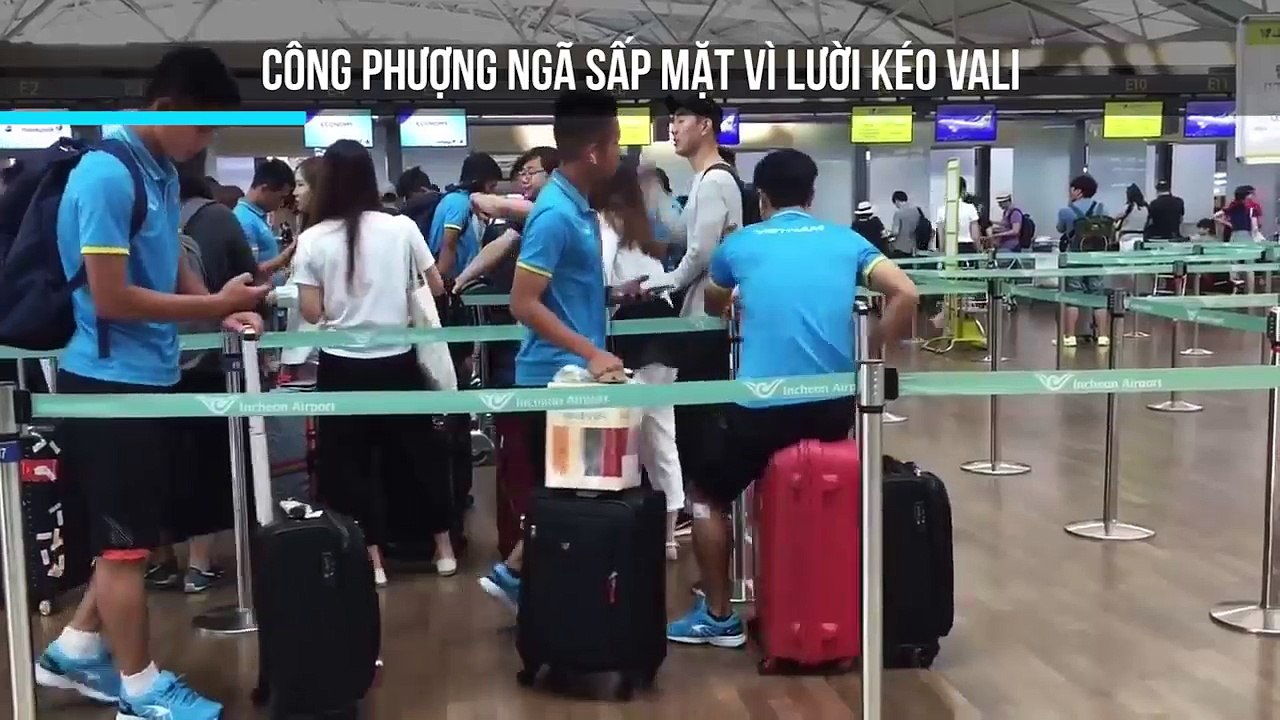Công Phượng ngã sấp mặt vì lười kéo vali