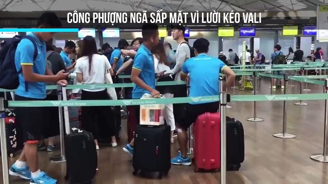 Công Phượng ngã sấp mặt vì lười kéo vali