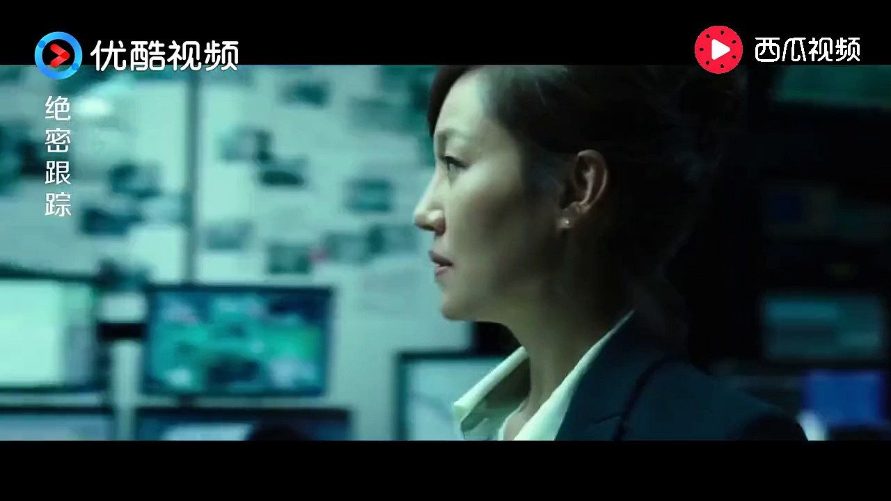 《监视者们 Cold Eyes  감시자들》这位大哥看起来很喜欢吃热狗啊！微波炉叮下口感更好哦！