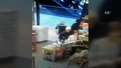 Kadın hırsızlar kaşla göz arasında çantayı çalıp kayıplara karıştı... Olay saniye saniye böyle görüntülendi