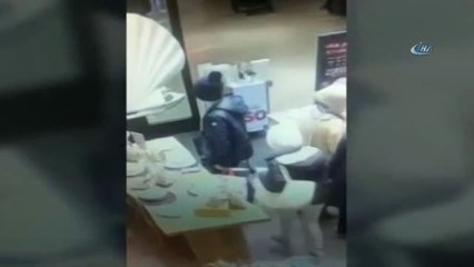 Kadın Hırsızlar Kaşla Göz Arasında Çantayı Çalıp Kayıplara Karıştı.