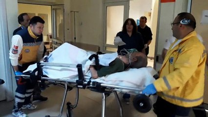 Yanan evden kurtarılan yaşlı adam dumandan zehirlendi