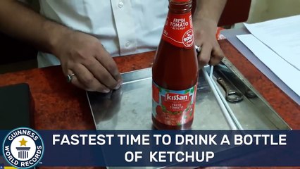 En quelques secondes il aspire cette bouteille de ketchup !