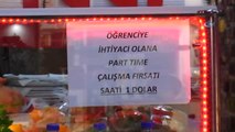 Müşterilerinin Fotoğrafını Duvara Asıyor, Öğrencilere Saatliği 1 Dolara İş İmkanı Sağlıyor