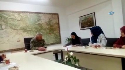 Şırnaklı kadınlar Mehmetçikler için ördükleri atkıları Tümgeneral Tarakçı'ya teslim ettiler