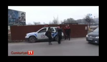 Ana yola tuvalitini yapan genç polislere böyle direndi