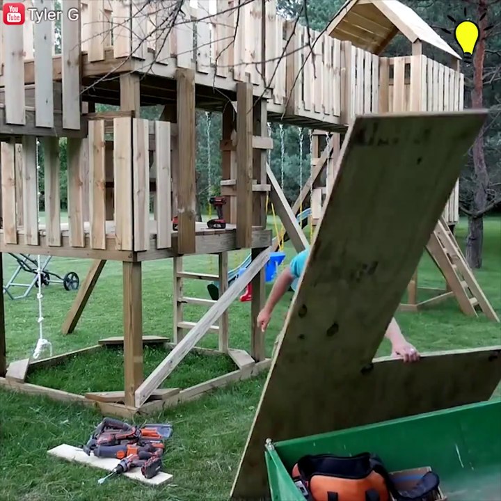Ce papa bricoleur fabrique un parcours de jeu pour ces enfants dans le jardin