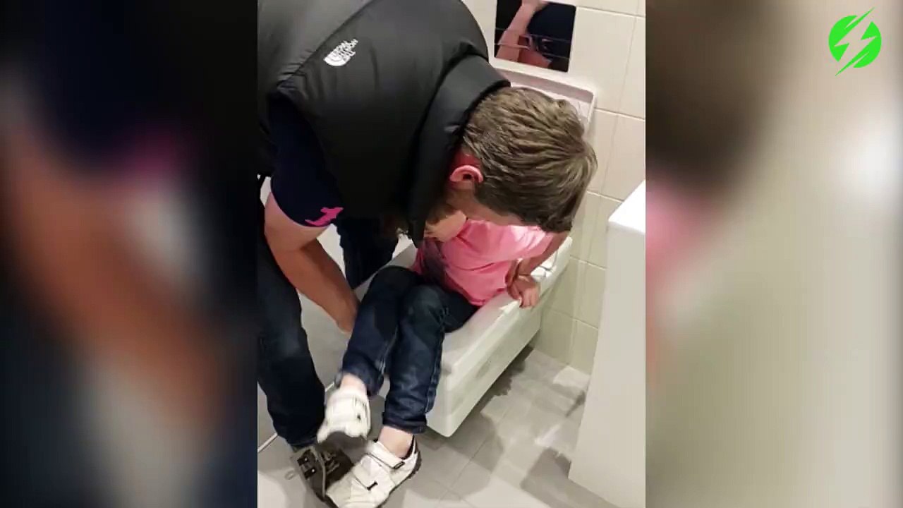 Il retrouve son fils coincé dans la cuvette des toilettes