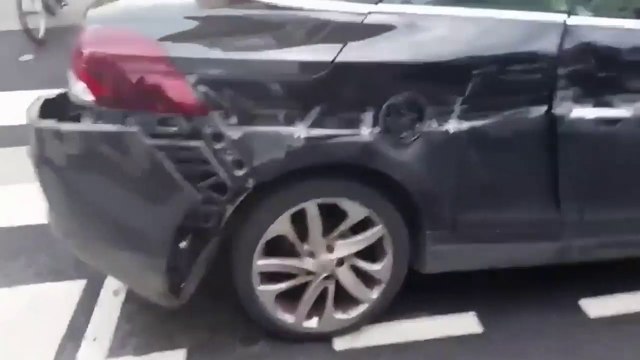 Ce camion arrache une voiture en prenant son virage... Petite rayure