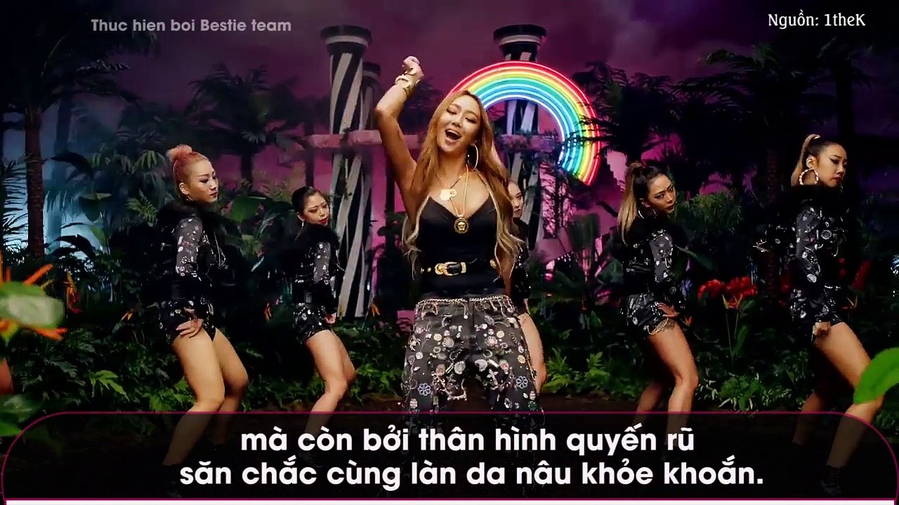 Sao Hàn “kém sang” khi phối đồ sai với quần jeans rách