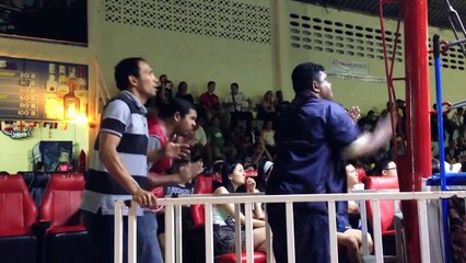 3 entraineurs de Box Thai sont parfaitement synchro... trop fun !