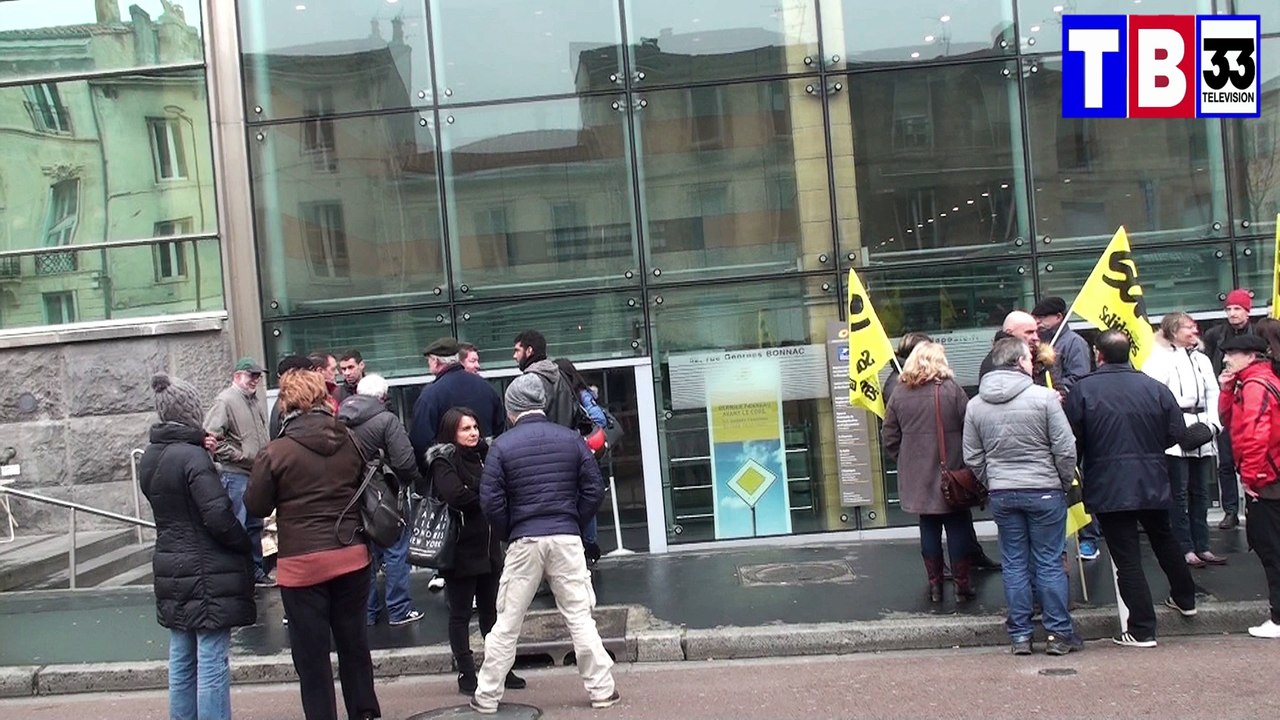 les postiers en colère sont devant l'Agent de Bordeaux Mériadéck perverie Thiérry nous explique la raison de la colère