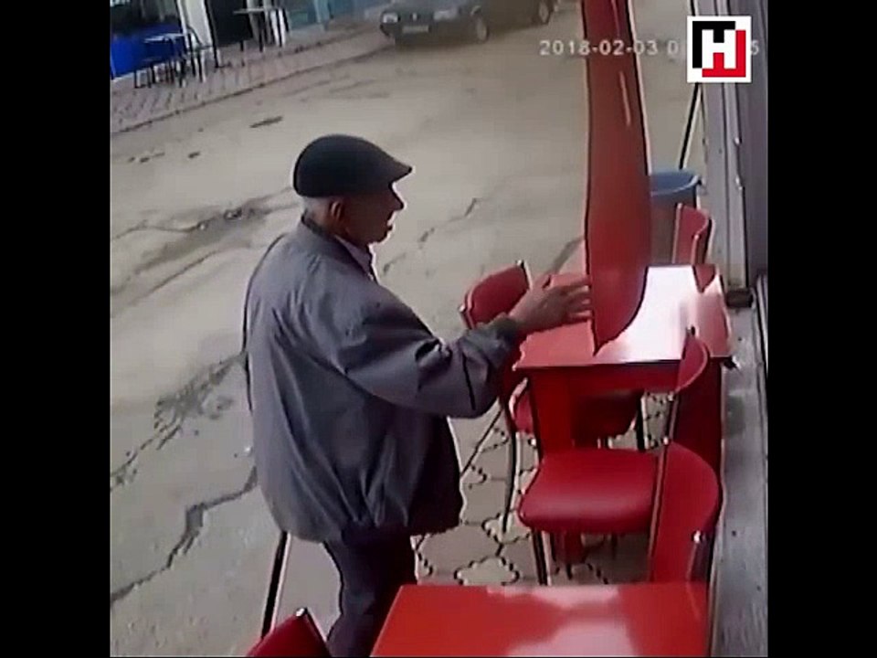 Sivas'da 80 Yaşında İhtiyar Delikanlı Bir Amcamızın Türk Bayrağını Öptükten Sonra Karşısında Selam Durması