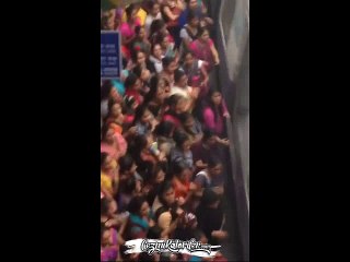 Trene Binmek İçin Birbirlerini Öldüresiye Ezen Hint Kadınları