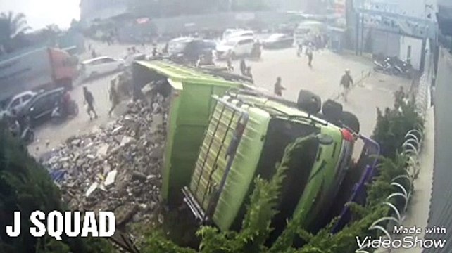 MENGHINDARI TABRAKAN, SOPIR BANTING SETIR!!