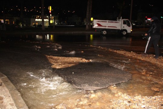 Bodrum'da Su Borusu Patladı, Ortalık Savaş Alanına Döndü
